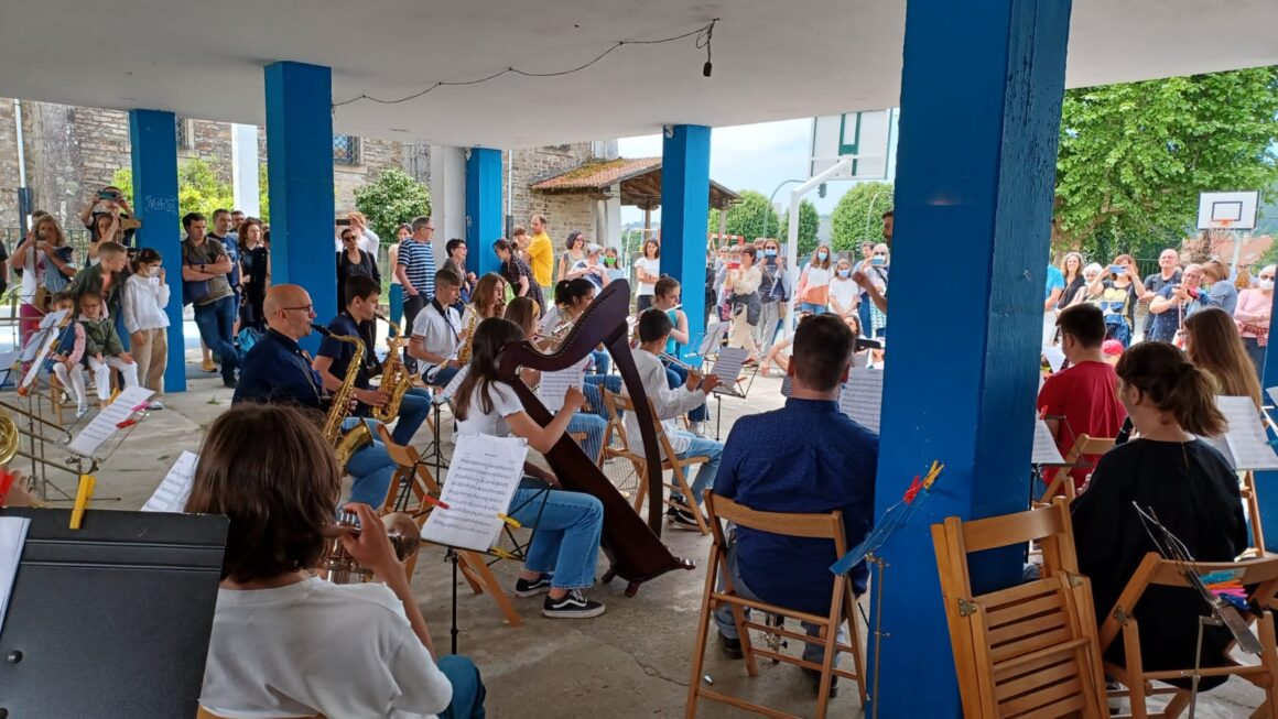 O alumnado da escola ofrece un concerto á veciñanza do Castiñeiriño